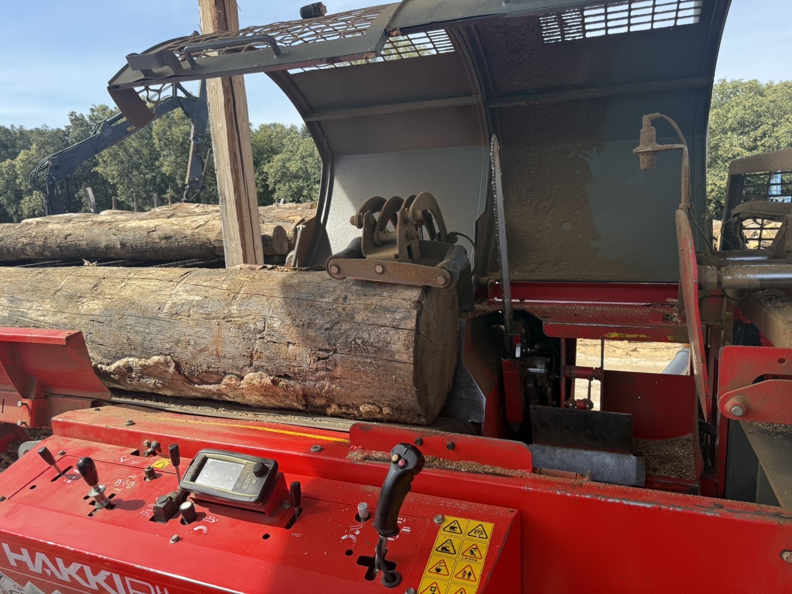 Fendeuse à bois sur le dépôt